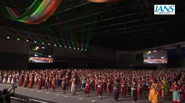 نخست‌وزیر هند، نارندرا مودی، در جریان سفر خود به مالزیا با استقبال اعضای دیاسپورای هندی روبه‌رو شد که به مناسبت ورود او یک رقص گروهی اجرا کردند - اسپوتنیک افغانستان  