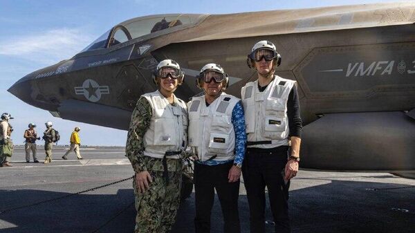 دیدار ویتکاف و کوشنر از نیروهای ناو آبراهام لینکلن پس از گفت و گو با نمایندگان ایران - اسپوتنیک افغانستان  