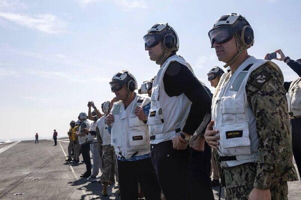 دیدار ویتکاف و کوشنر از نیروهای ناو آبراهام لینکلن پس از گفت و گو با نمایندگان ایران - اسپوتنیک افغانستان  