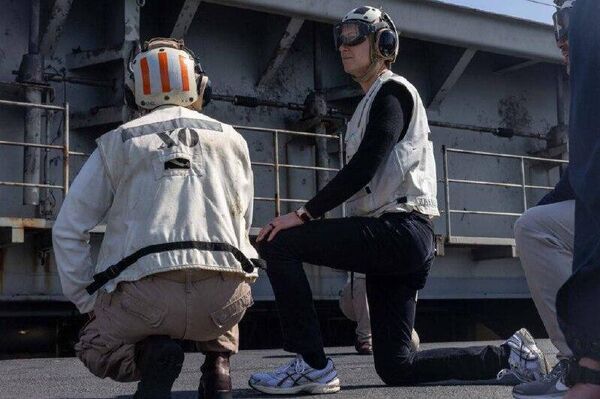 دیدار ویتکاف و کوشنر از نیروهای ناو آبراهام لینکلن پس از گفت و گو با نمایندگان ایران - اسپوتنیک افغانستان  