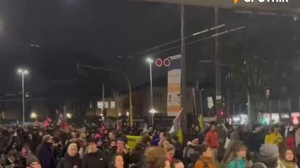 راهپیمایی در میلان ایتالیا بر ضد برگزاری بازی‌های المپیک زمستانی در این کشور برگزار شد - اسپوتنیک افغانستان  