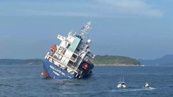 غرق شدن یک کشتی کانتینری حامل مواد خطرناک در سواحل پوکت - اسپوتنیک افغانستان  