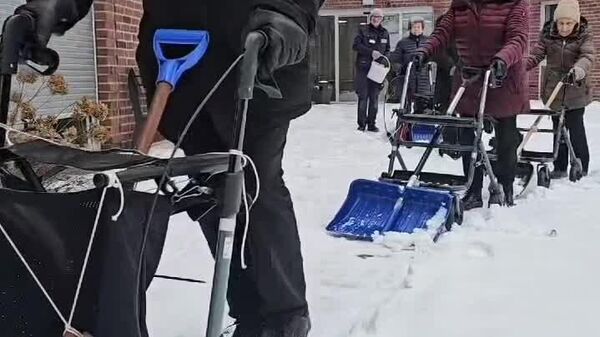 توجه، طنز!: «خدمات برف‌روبی در خانه سالمندان هایدبلوت» - اسپوتنیک افغانستان  