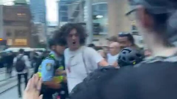 واکنش تند پولیس استرالیا به راهپیمایان ضد اسرائیلی - اسپوتنیک افغانستان  