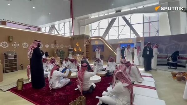 دوربین «اسپوتنیک» گروهی مردمی را در حال اجرای آهنگ‌های فولکلوریک عربی-سعودی در نمایشگاه دفاع جهانی 2026 ریاض ثبت کرد - اسپوتنیک افغانستان  