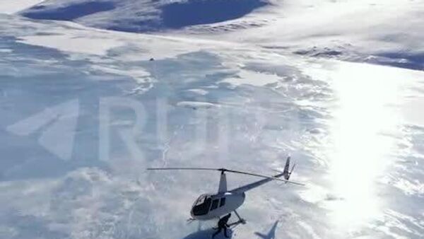 چیز خاصی نیست؛ فقط یک گرم‌کردن سبک و یک مسابقه کوچک هاکی در ارتفاع 2500 متری — روی یخ دریاچه‌ای یخ‌زده در آلتای - اسپوتنیک افغانستان  