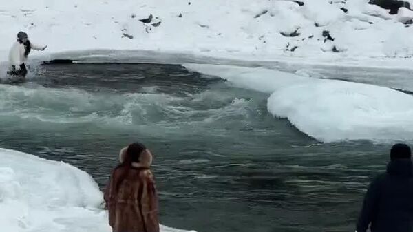 نجات معجزه‌اسای کودک و مادری از رودخانه یخی در چین - اسپوتنیک افغانستان  