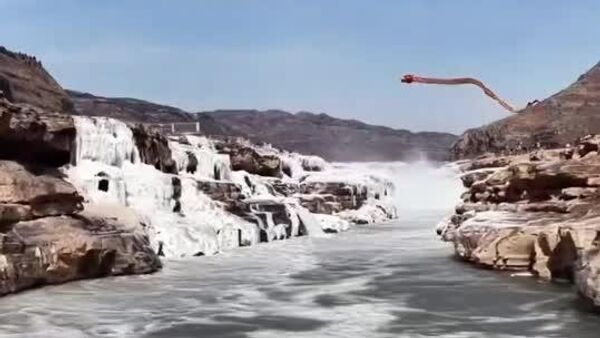 نمایش دیدنی پهپادها با تصاویری از یک «اژدهای چینی» و یک «ققنوس» بر فراز آبشار هوکو در رودخانه زرد چین - اسپوتنیک افغانستان  