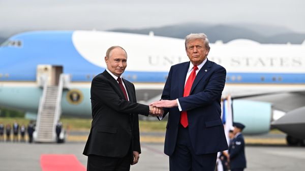 Президент Дональд Трамп приветствует президента России Владимира Путина, Аляска - اسپوتنیک افغانستان  