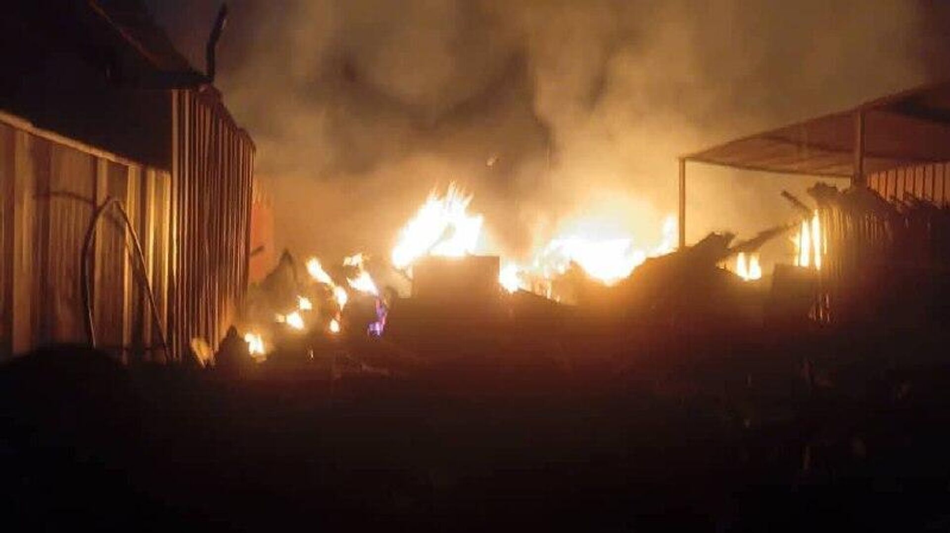 آتش‌سوزی سهمگین در مجتمع بازرگانی ماگابا در زیمبابوه؛ شعله‌های آتش پس از 5 ساعت همچنان می‌سوزد - اسپوتنیک افغانستان  , 1920, 13.02.2026