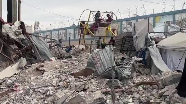 کودکان غزه در میان ویرانه‌های جنگ بازی می‌کنند - اسپوتنیک افغانستان  