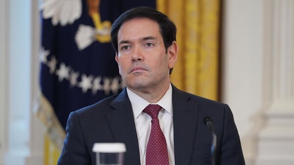 Госсекретарь Марко Рубио слушает выступление президента Дональда Трампа во время встречи с руководителями нефтяных компаний в Вашингтоне, США - اسپوتنیک افغانستان  