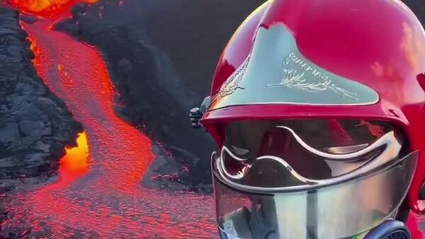 فوران آتشفشان پیتون دو لا فورنِز در جزیره رئونیون - اسپوتنیک افغانستان  