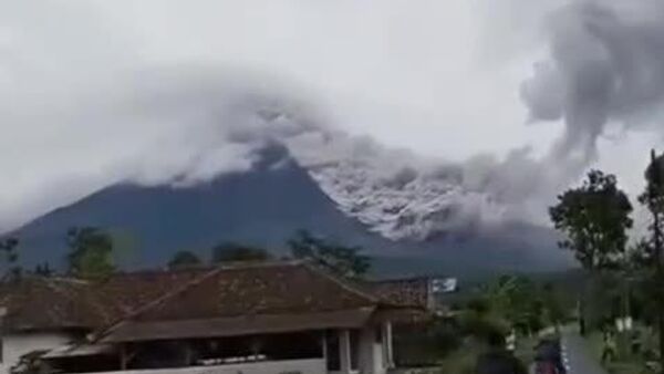 فوران جدید کوه آتشفشانی سمرو در اندونزی آغاز شده است - اسپوتنیک افغانستان  