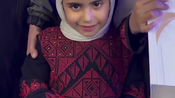 یک خانواده فلسطینی 6 نفره در طول ماه‌های جنگ جاری در نوار غزه، موفق شدند قرآن کریم را به طور کامل حفظ کنند - اسپوتنیک افغانستان  