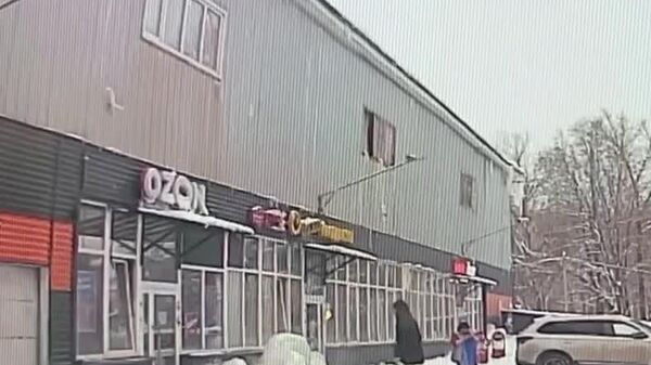 افتادن قندیل یخ در ایوانتیِفکا بر سری یک دختر - اسپوتنیک افغانستان  