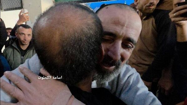 لحظه ورود هشت اسیر آزاد شده فلسطینی به بیمارستان الاقصی در مرکز نوار غزه - اسپوتنیک افغانستان  