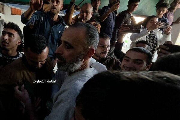 لحظه ورود هشت اسیر آزاد شده فلسطینی به بیمارستان الاقصی در مرکز نوار غزه - اسپوتنیک افغانستان  