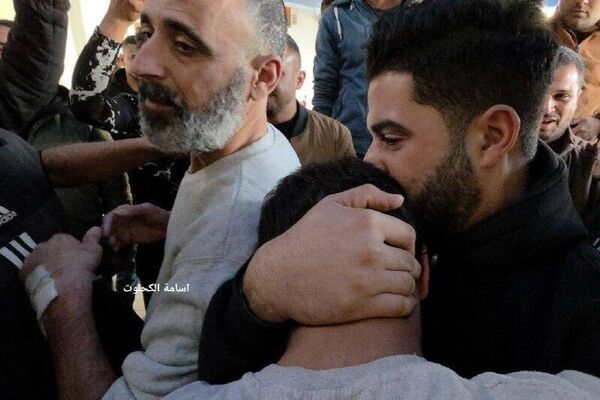 لحظه ورود هشت اسیر آزاد شده فلسطینی به بیمارستان الاقصی در مرکز نوار غزه - اسپوتنیک افغانستان  