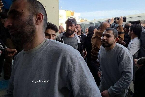 لحظه ورود هشت اسیر آزاد شده فلسطینی به بیمارستان الاقصی در مرکز نوار غزه - اسپوتنیک افغانستان  