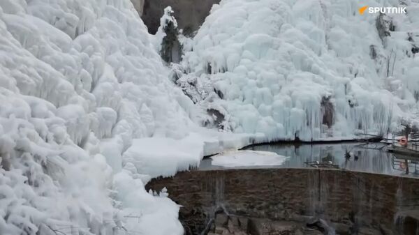 در ولایت هبی چین، پارک طبیعی شویپوگو پس از بارش برف، به شگفتی‌ای معماری از یخ و آب دگرگون می‌شود - اسپوتنیک افغانستان  