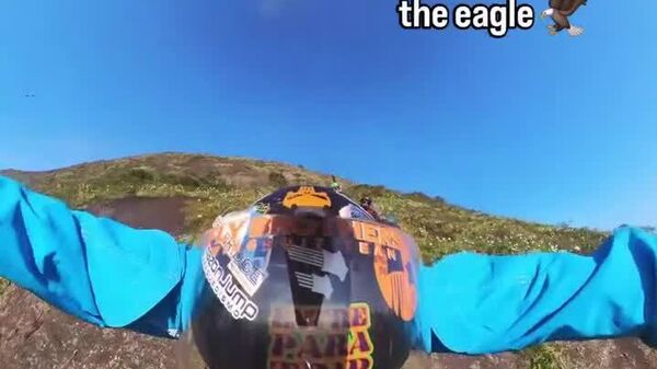 رقابت شاهین کوهی با چترباز در آسمان برازیل - اسپوتنیک افغانستان  