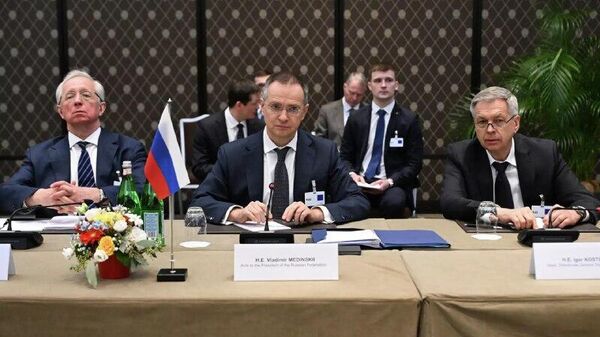 منبع: مدینسکی پیش از عزیمت از ژنو مذاکرات دو ساعته انجام داد - اسپوتنیک افغانستان  