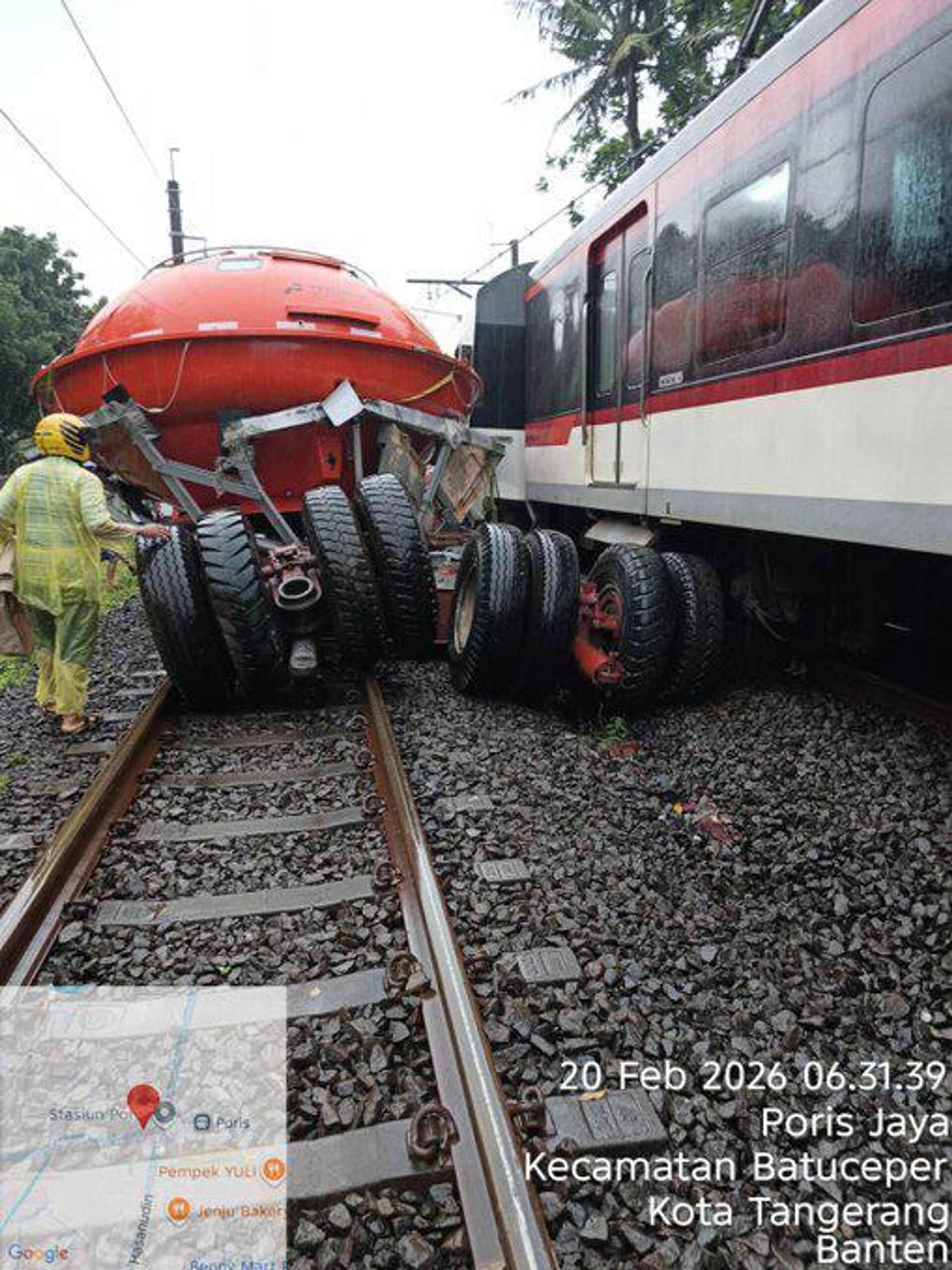 در حومه جاکارتا، اندونزی، یک قطار مسافربری با یک تریلر باری برخورد کرد و از ریل خارج شد - اسپوتنیک افغانستان  , 1920, 20.02.2026