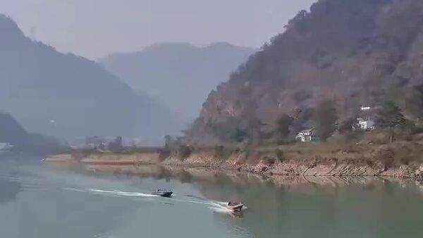 در هند، دو قایق موتوری در وسط یک رودخانه عریض نتوانستند از کنار هم عبور کنند - اسپوتنیک افغانستان  