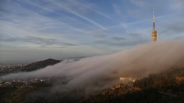 منظره ابری در بارسلونا: برج کولسرولا در طلوع مسحورکننده خورشید - اسپوتنیک افغانستان  