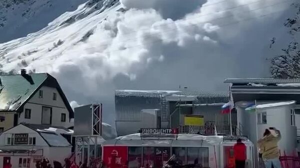 رهاسازی کنترل‌شده بهمن در منطقه البروس - اسپوتنیک افغانستان  