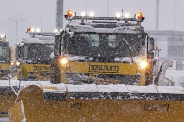 برف سنگین عملیات فرودگاه وین را مختل کرد؛ جا به جایی 18 هزار تن برف در یک روز - اسپوتنیک افغانستان  