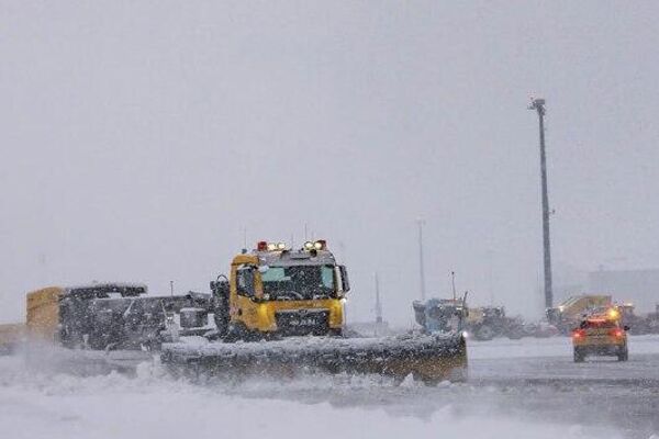 برف سنگین عملیات فرودگاه وین را مختل کرد؛ جا به جایی 18 هزار تن برف در یک روز - اسپوتنیک افغانستان  