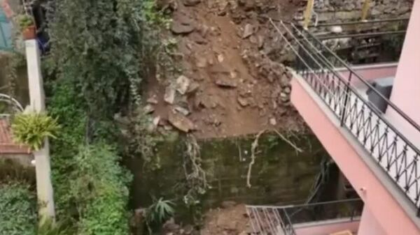 فرو ریختن دیوار حائل یک ساختمان مسکونی در ایتالیا بر اثر باران شدید؛ باشندگان بیرون کشیده شدند - اسپوتنیک افغانستان  