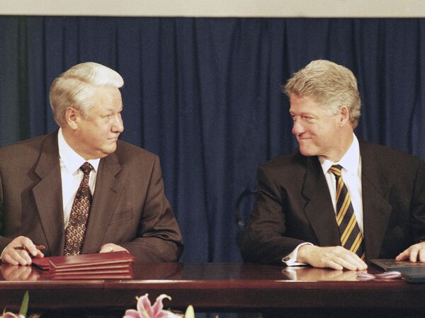 US President Bill Clinton, right, and Russian President Boris Yeltsin, left, look at each other after the signing ceremony for the Non-Proliferation Treaty in the Budapest Convention Center, Dec. 5, 1994, the first day of the two-day CSCE summit meeting in Hungary. US President Bill Clinton, right, and Russian President Boris Yeltsin, left, look at each other after the signing ceremony for the Non-Proliferation Treaty in the Budapest Convention Center, Dec. 5, 1994, the first day of the two-day CSCE summit meeting in Hungary. - اسپوتنیک افغانستان