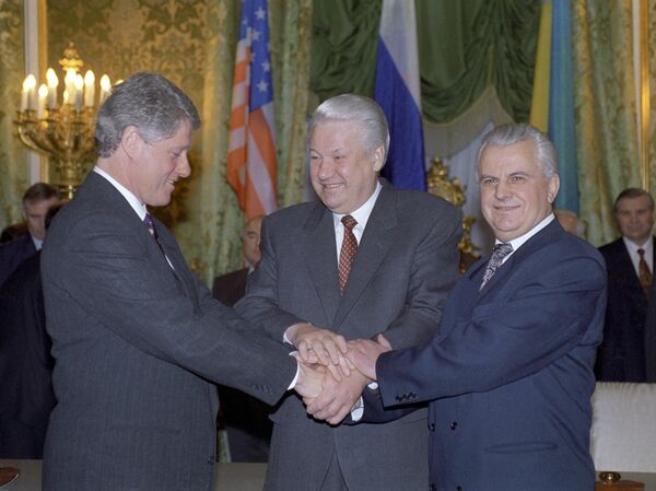 US President Clinton, Russian President Yeltsin, and Ukrainian President Kravchuk after signing the Trilateral Statement in Moscow on 14 January 1994. US President Clinton, Russian President Yeltsin, and Ukrainian President Kravchuk after signing the Trilateral Statement in Moscow on 14 January 1994. - اسپوتنیک افغانستان