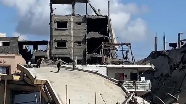 ساعت‌تیری کودکان روی پشت بام یک خانه ویران شده در نوار غزه - اسپوتنیک افغانستان  