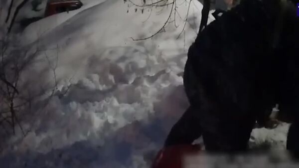 نجات یک دختر ده ساله از داخل توده برف در مسکو - اسپوتنیک افغانستان  