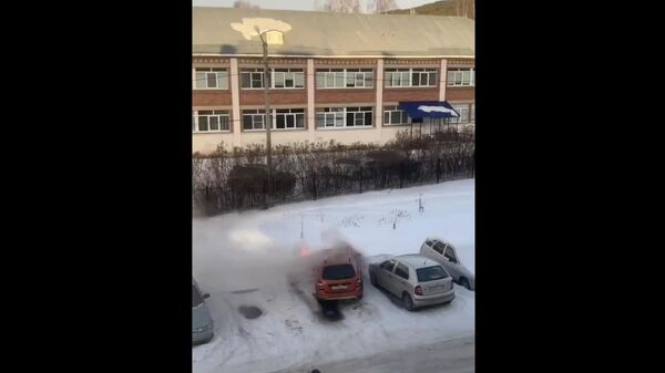 یک رهگذر مردی را از خودروی در حال آتش‌سوزی در باشقیرستان نجات داد - اسپوتنیک افغانستان  