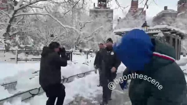 دستگیری یک مرد 27 ساله در شهر نیویورک به ظن پرتاب گلوله برفی به سمت مأموران پلیس در پارک میدان واشنگتن - اسپوتنیک افغانستان  