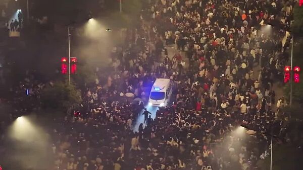 در چین جمعیت سه صد هزار نفری راه را برای عبور آمبولانس گشودند - اسپوتنیک افغانستان  