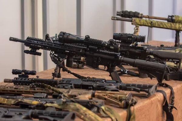 کوبا تسلیحات توقیفشده از قایق دارای پرچم آمریکا که وارد آبهای سرزمینی این کشور شده بود را به نمایش گذاشت کوبا تسلیحات توقیفشده از قایق دارای پرچم آمریکا که وارد آبهای سرزمینی این کشور شده بود را به نمایش گذاشت - اسپوتنیک افغانستان