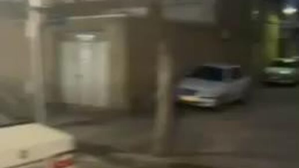 صحنه‌ای ماندگار در کنار تانک تیل در یکی از خیابان‌های اراک ایران - اسپوتنیک افغانستان  