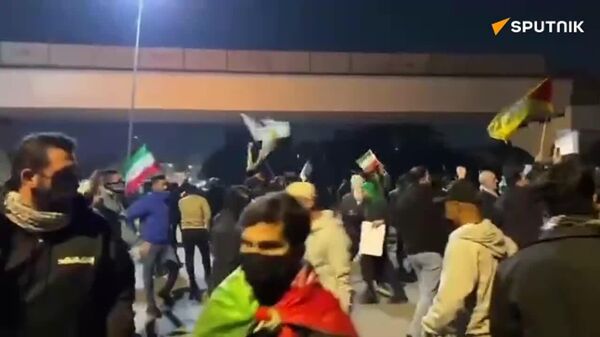 درگیری پلیس ضد شورش و معترضان در بغداد در مقابل دروازه پل معلق منطقه سبز - اسپوتنیک افغانستان  