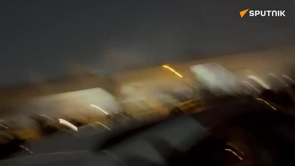 خبرنگار اسپوتنیک از تلاش معترضان برای شکستن قفل ساختمان سفارت آمریکا و ورود به منطقه سبز بغداد گزارش می‌دهد - اسپوتنیک افغانستان  