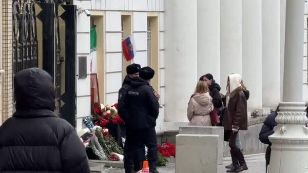 ادامه حضور شهروندان روسیه در برابر سفارت ایران در مسکو برای ابراز همبستگی و گل گذاری - اسپوتنیک افغانستان  