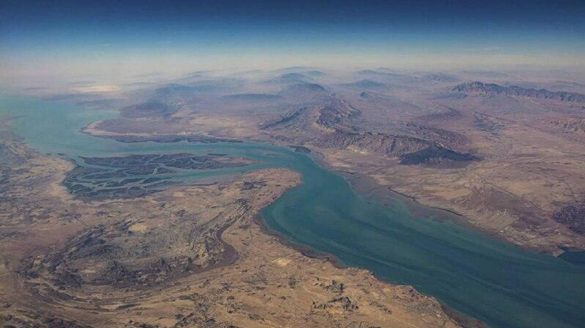 رسانه‌های امریکایی نوشته اند که آمریکا در حال بررسی امکان ارائه حفاظت نظامی به نفتکش‌ها و کشتی‌های حامل گاز است که از تنگه هرمز عبور می‌کنند - اسپوتنیک افغانستان  , 1920, 03.03.2026