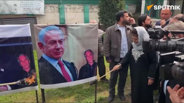 سوزاندن تصاویر ترامپ، نتانیاهو و اپستین در ایالت جامو و کشمیر - اسپوتنیک افغانستان  