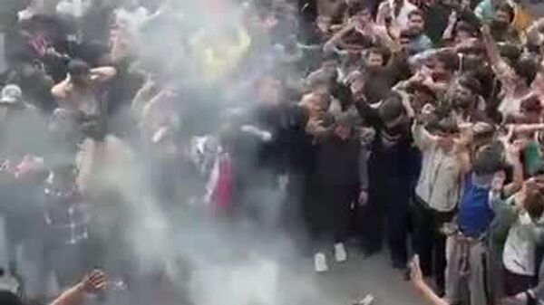 نوار دیداری از هندی‌های مقیم کشمیر در اعتراض به بمباران ایران از سوی امریکا و اسرائیل - اسپوتنیک افغانستان  