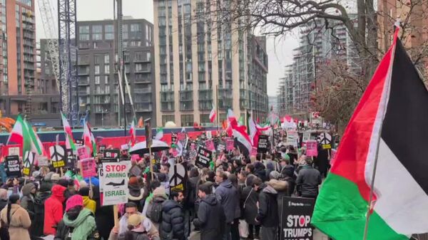 تظاهرات چند هزار نفری علیه حملات آمریکا و اسرائیل در لندن - اسپوتنیک افغانستان  